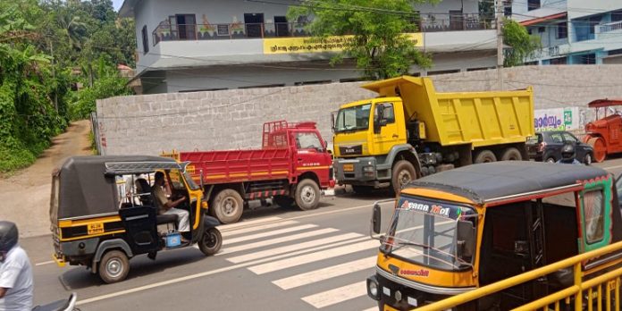 സ്കൂളിന്റെ മുന്നിലെ സീബ്രാലൈനില് ഭാരവാഹനങ്ങൾ അടക്കമുള്ള പാർക്കിംങ്ങ് ബുദ്ധിമുട്ടുണ്ടാക്കുന്നു സ്കൂളിന്റെ മുന്നിലെ സീബ്രാലൈനില് ഭാരവാഹനങ്ങൾ അടക്കമുള്ള പാർക്കിംങ്ങ് ബുദ്ധിമുട്ടുണ്ടാക്കുന്നു
