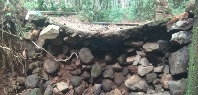 എലിമുള്ളുംപ്ലാക്കൽ കുളഞ്ഞിപ്പടി റോഡിലെ ചപ്പാത്ത് അപകടാവസ്ഥയിൽ എലിമുള്ളുംപ്ലാക്കൽ കുളഞ്ഞിപ്പടി റോഡിലെ ചപ്പാത്ത് അപകടാവസ്ഥയിൽ