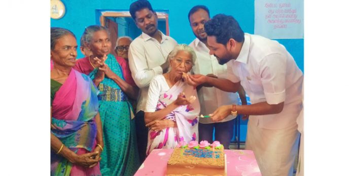 രമേശ് ചെന്നിത്തലയുടെ ജന്മദിനം യുവക് വികാസ് കേന്ദ്രയിലെ അമ്മമാരോടൊപ്പം ആഘോഷിച്ചു രമേശ് ചെന്നിത്തലയുടെ ജന്മദിനം യുവക് വികാസ് കേന്ദ്രയിലെ അമ്മമാരോടൊപ്പം ആഘോഷിച്ചു