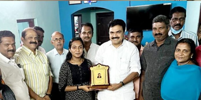 എം.ജി യൂണിവേഴ്സിറ്റി സുവോളജി പരീക്ഷയിൽ ഐശ്വര്യ പ്രസന്നന് ഏഴാം റാങ്ക് ; വീട്ടിലെത്തി അഭിനന്ദിച്ച് ജോസ് കെ.മാണി എം പി എം.ജി യൂണിവേഴ്സിറ്റി സുവോളജി പരീക്ഷയിൽ ഐശ്വര്യ പ്രസന്നന് ഏഴാം റാങ്ക് ; വീട്ടിലെത്തി അഭിനന്ദിച്ച് ജോസ് കെ.മാണി എം പി