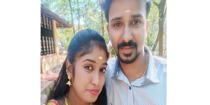 മകന് ഉമ്മ കൊടുക്കാൻ പോയപ്പോൾ പല്ലുതേയ്ക്കാൻ പറഞ്ഞ ഭാര്യയെ ഭർത്താവ് വെട്ടിക്കൊലപ്പെടുത്തി മകന് ഉമ്മ കൊടുക്കാൻ പോയപ്പോൾ പല്ലുതേയ്ക്കാൻ പറഞ്ഞ ഭാര്യയെ ഭർത്താവ് വെട്ടിക്കൊലപ്പെടുത്തി