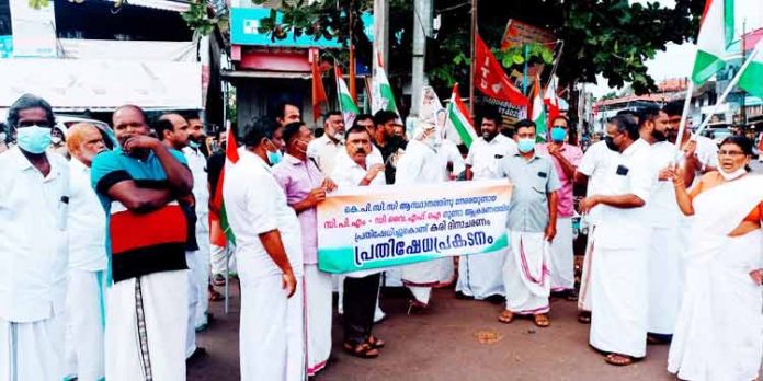 ചെറിയനാട് കോൺഗ്രസ് കമ്മിറ്റി മുഖ്യമന്ത്രി പിണറായി വിജയന്റെ കോലം കത്തിച്ചു ചെറിയനാട് കോൺഗ്രസ് കമ്മിറ്റി മുഖ്യമന്ത്രി പിണറായി വിജയന്റെ കോലം കത്തിച്ചു
