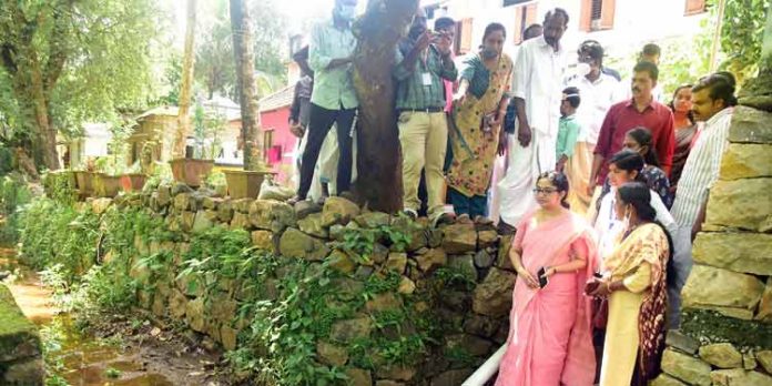 തോട്ടിലെ അപകടസ്ഥിതി ജില്ലാ കളക്ടര് വിലയിരുത്തി തോട്ടിലെ അപകടസ്ഥിതി ജില്ലാ കളക്ടര് വിലയിരുത്തി