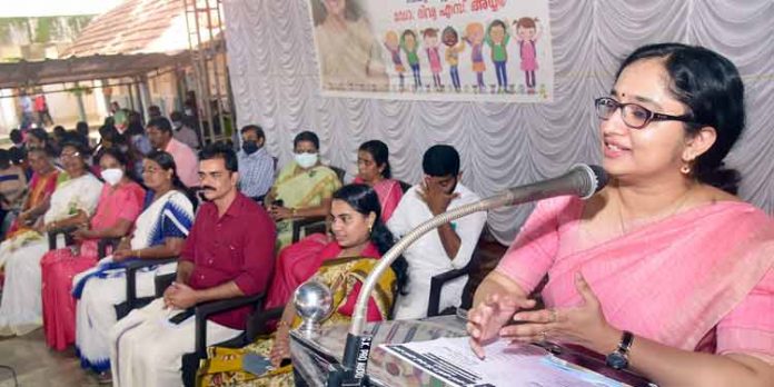 ഒന്നിച്ചു പഠിക്കുകയും സ്നേഹ, സാന്ത്വനങ്ങള് പങ്കുവയ്ക്കുകയും ചെയ്യണം : ജില്ലാ കളക്ടര് ഒന്നിച്ചു പഠിക്കുകയും സ്നേഹ, സാന്ത്വനങ്ങള് പങ്കുവയ്ക്കുകയും ചെയ്യണം : ജില്ലാ കളക്ടര്
