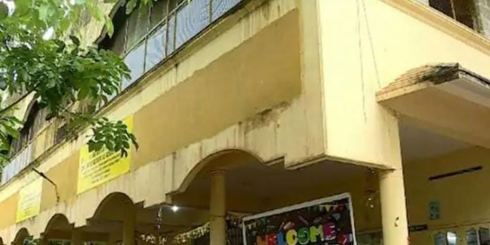 കുട്ടികളെ സ്കൂള് മാറ്റിയതില് വിവാദം ; സന്ദേശം കിട്ടിയത് അവസാന നിമിഷം ; തീരുമാനം അംഗീകരിക്കില്ലെന്ന് രക്ഷിതാക്കള് കുട്ടികളെ സ്കൂള് മാറ്റിയതില് വിവാദം ; സന്ദേശം കിട്ടിയത് അവസാന നിമിഷം ; തീരുമാനം അംഗീകരിക്കില്ലെന്ന് രക്ഷിതാക്കള്
