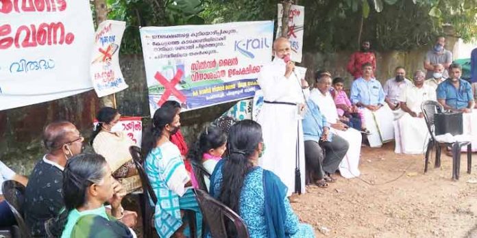 മഞ്ഞ കുറ്റി ഇട്ട സ്ഥലത്ത് സമര മരം നട്ട് കെ – റെയിൽ സിൽവർ ലൈൻ വിരുദ്ധ ജനകീയ സമിതി മഞ്ഞ കുറ്റി ഇട്ട സ്ഥലത്ത് സമര മരം നട്ട് കെ – റെയിൽ സിൽവർ ലൈൻ വിരുദ്ധ ജനകീയ സമിതി