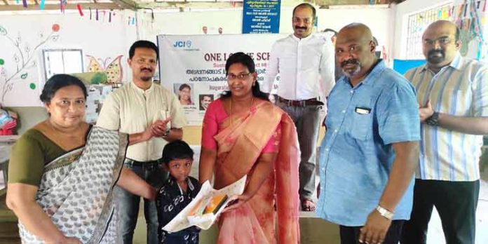 വൺ ലോ വൺ സ്കൂൾ ; ജെസിഐ ഇന്ത്യ ചെങ്ങന്നൂർ ടൗൺ പഠനോപകരണങ്ങൾ വിതരണം ചെയ്തു വൺ ലോ വൺ സ്കൂൾ ; ജെസിഐ ഇന്ത്യ ചെങ്ങന്നൂർ ടൗൺ പഠനോപകരണങ്ങൾ വിതരണം ചെയ്തു