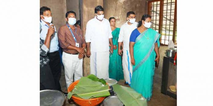 സ്കൂള് ഉച്ചഭക്ഷണത്തിന്റെ ഗുണനിലവാരം പരിശോധിക്കാന് അഡ്വ.കെ.യു ജനീഷ് കുമാര് എംഎല്എ നേരിട്ടെത്തി സ്കൂള് ഉച്ചഭക്ഷണത്തിന്റെ ഗുണനിലവാരം പരിശോധിക്കാന് അഡ്വ.കെ.യു ജനീഷ് കുമാര് എംഎല്എ നേരിട്ടെത്തി