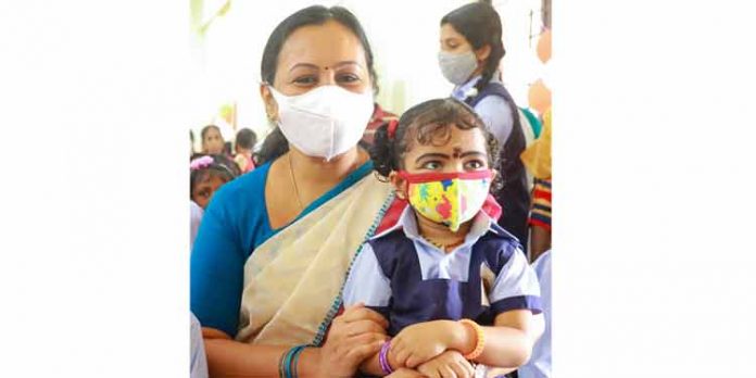 പ്രളയത്തില് എംഎല്എ രക്ഷപെടുത്തിയ കൈക്കുഞ്ഞ് മിത്ര അമ്മയുടെ കൈപിടിച്ച് അറിവിന്റെ ലോകത്തേക്ക് പ്രളയത്തില് എംഎല്എ രക്ഷപെടുത്തിയ കൈക്കുഞ്ഞ് മിത്ര അമ്മയുടെ കൈപിടിച്ച് അറിവിന്റെ ലോകത്തേക്ക്