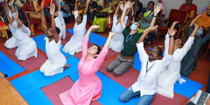 യോഗയിലൂടെ തെളിയുന്നത് മാനവികത : ജില്ലാ കളക്ടര് യോഗയിലൂടെ തെളിയുന്നത് മാനവികത : ജില്ലാ കളക്ടര്
