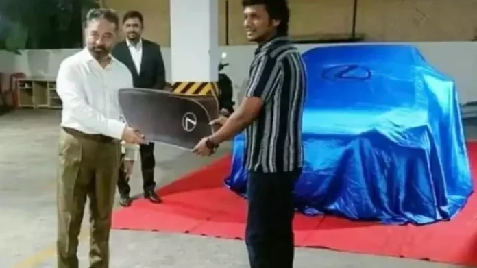 ലോകേഷിന് ആഡംബര കാര് സമ്മാനമായി നൽകി കമല് ഹാസൻ ലോകേഷിന് ആഡംബര കാര് സമ്മാനമായി നൽകി കമല് ഹാസൻ
