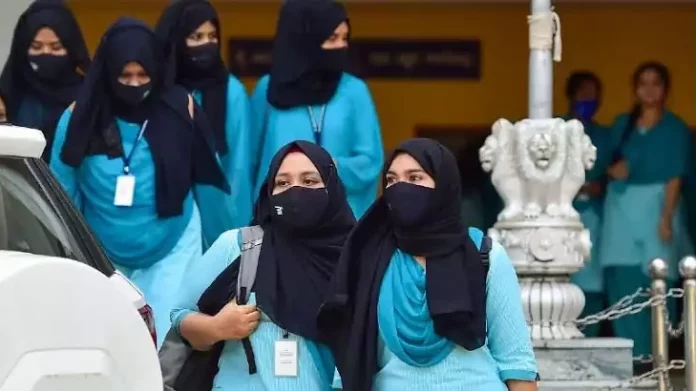 ഹിജാബ് ധരിച്ചെത്തി ; കർണാടകയിൽ ഒരു വിദ്യാർത്ഥിനിയെക്കൂടി സസ്പെൻഡ് ചെയ്ത് അധികൃതർ ഹിജാബ് ധരിച്ചെത്തി ; കർണാടകയിൽ ഒരു വിദ്യാർത്ഥിനിയെക്കൂടി സസ്പെൻഡ് ചെയ്ത് അധികൃതർ