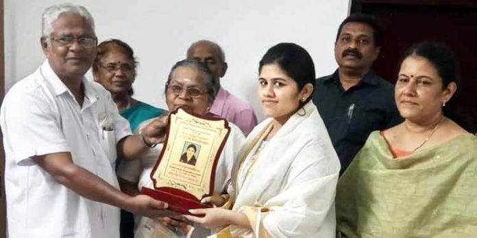 കമ്പ്യൂട്ടര് സയന്സില് രണ്ടാം റാങ്ക് നേടിയ ഭാഗ്യലക്ഷ്മിയെ അനുമോദിച്ചു കമ്പ്യൂട്ടര് സയന്സില് രണ്ടാം റാങ്ക് നേടിയ ഭാഗ്യലക്ഷ്മിയെ അനുമോദിച്ചു