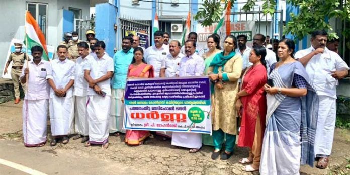 കോണ്ഗ്രസ് നേതാക്കളെ കള്ളക്കേസിൽ കുടുക്കി പ്രതിപക്ഷ ശബ്ദം ഇല്ലായ്മ ചെയ്യുവാനാണ് മോദി സർക്കാർ ശ്രമിക്കുന്നതെന്ന് പി.മോഹന്രാജ് കോണ്ഗ്രസ് നേതാക്കളെ കള്ളക്കേസിൽ കുടുക്കി പ്രതിപക്ഷ ശബ്ദം ഇല്ലായ്മ ചെയ്യുവാനാണ് മോദി സർക്കാർ ശ്രമിക്കുന്നതെന്ന് പി.മോഹന്രാജ്
