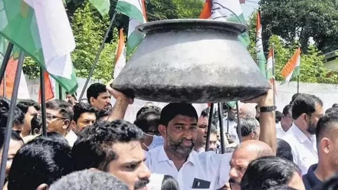 കള്ളക്കടത്തു കേസ് ; കോൺഗ്രസ് കലക്ടറേറ്റ് മാർച്ച് നടത്തി കള്ളക്കടത്തു കേസ് ; കോൺഗ്രസ് കലക്ടറേറ്റ് മാർച്ച് നടത്തി