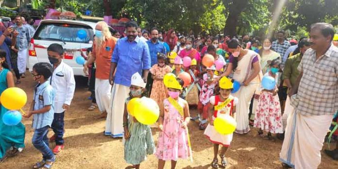 മാസ്കും പുത്തനുടുപ്പും ബാഗുമായി കുരുന്നുകള് ; അടൂര് സബ് ജില്ലാതല പ്രവേശനോത്സവം ഡെപ്യൂട്ടി സ്പീക്കര് ഉദ്ഘാടനം ചെയ്തു മാസ്കും പുത്തനുടുപ്പും ബാഗുമായി കുരുന്നുകള് ; അടൂര് സബ് ജില്ലാതല പ്രവേശനോത്സവം ഡെപ്യൂട്ടി സ്പീക്കര് ഉദ്ഘാടനം ചെയ്തു