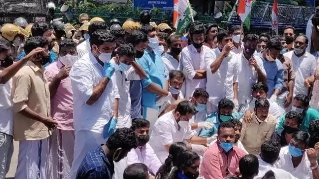 മുഖ്യമന്ത്രിയുടെ രാജി ആവശ്യപ്പെട്ട് സംസ്ഥാനത്ത് പ്രതിഷേധം ശക്തം മുഖ്യമന്ത്രിയുടെ രാജി ആവശ്യപ്പെട്ട് സംസ്ഥാനത്ത് പ്രതിഷേധം ശക്തം