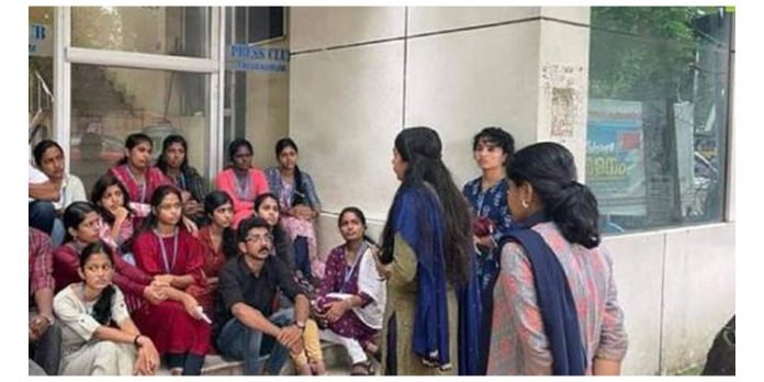 തിരുവനന്തപുരം പ്രസ് ക്ലബിലെ വിദ്യാർത്ഥി സമരം ; പിന്തുണയുമായി എസ്എഫ്ഐ തിരുവനന്തപുരം പ്രസ് ക്ലബിലെ വിദ്യാർത്ഥി സമരം ; പിന്തുണയുമായി എസ്എഫ്ഐ