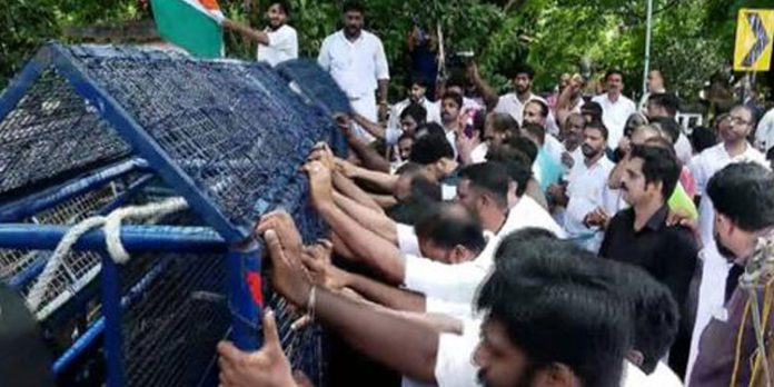സംസ്ഥാന വ്യാപക പ്രതിഷേധവുമായി കോണ്ഗ്രസ് ; സംഘര്ഷം – കണ്ണൂരില് പോലീസിന് നേരെ ചെരുപ്പേറ് സംസ്ഥാന വ്യാപക പ്രതിഷേധവുമായി കോണ്ഗ്രസ് ; സംഘര്ഷം – കണ്ണൂരില് പോലീസിന് നേരെ ചെരുപ്പേറ്