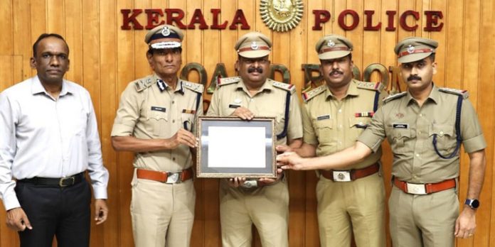 മികച്ച സ്റ്റേഷനുള്ള പുരസ്കാരം ഒറ്റപ്പാലം പോലീസ് സ്റ്റേഷന് സമ്മാനിച്ചു മികച്ച സ്റ്റേഷനുള്ള പുരസ്കാരം ഒറ്റപ്പാലം പോലീസ് സ്റ്റേഷന് സമ്മാനിച്ചു