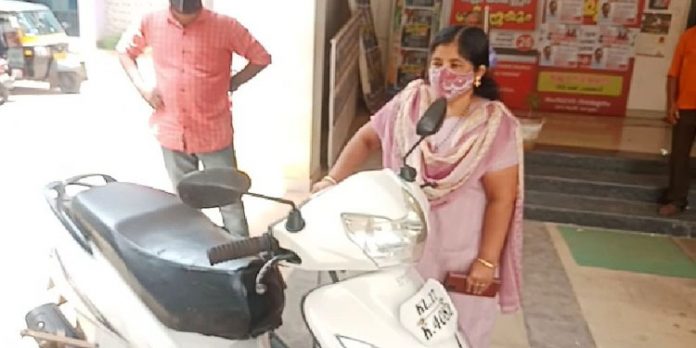 ഒറ്റപ്പാലത്ത് അംഗപരിമിത ഓടിച്ചിരുന്ന സ്കൂട്ടറിൽ ഇടിച്ച കെഎസ്ആർടിസി നിർത്താതെ പോയതായി പരാതി ഒറ്റപ്പാലത്ത് അംഗപരിമിത ഓടിച്ചിരുന്ന സ്കൂട്ടറിൽ ഇടിച്ച കെഎസ്ആർടിസി നിർത്താതെ പോയതായി പരാതി