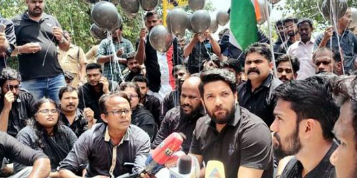 കരിങ്കൊടി കണ്ടാല് ഉടഞ്ഞ് പോകുന്ന വിഗ്രഹമാണോ മുഖ്യമന്ത്രിയെന്ന് ഷാഫി പറമ്പില് കരിങ്കൊടി കണ്ടാല് ഉടഞ്ഞ് പോകുന്ന വിഗ്രഹമാണോ മുഖ്യമന്ത്രിയെന്ന് ഷാഫി പറമ്പില്