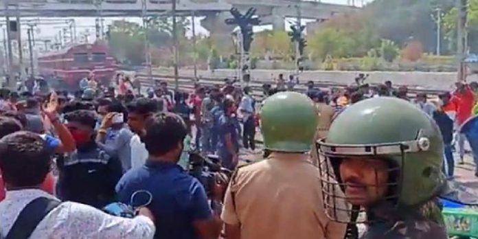 അഗ്നിപഥ് പ്രതിഷേധം ; സെക്കന്ദരാബാദിൽ പോലീസ് വെടിവെപ്പ് ; ഒരു മരണം അഗ്നിപഥ് പ്രതിഷേധം ; സെക്കന്ദരാബാദിൽ പോലീസ് വെടിവെപ്പ് ; ഒരു മരണം