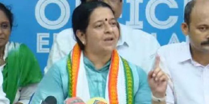 വിജയം പിടിക്ക് സമർപ്പിച്ച് ഉമ തോമസ് വിജയം പിടിക്ക് സമർപ്പിച്ച് ഉമ തോമസ്
