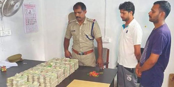കണ്ടാൽ സ്റ്റീരിയോ, രഹസ്യ അറയിൽ കുഴൽപ്പണം ; വളാഞ്ചേരി പോലീസ് 2 മാസത്തിൽ പിടിച്ചത് 10 കോടി കണ്ടാൽ സ്റ്റീരിയോ, രഹസ്യ അറയിൽ കുഴൽപ്പണം ; വളാഞ്ചേരി പോലീസ് 2 മാസത്തിൽ പിടിച്ചത് 10 കോടി