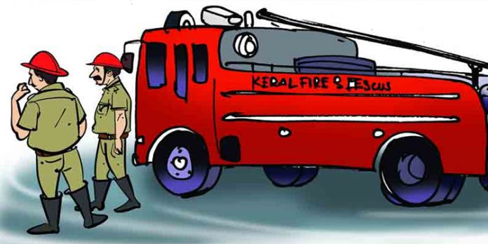 കെട്ടിടത്തിന് മുകളിൽ കയറി യുവാവിന്റെ ആത്മഹത്യാ ഭീഷണി കെട്ടിടത്തിന് മുകളിൽ കയറി യുവാവിന്റെ ആത്മഹത്യാ ഭീഷണി