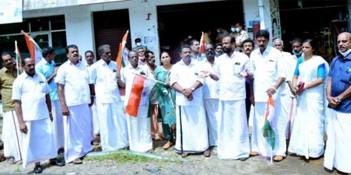 മലയാലപ്പുഴ പോസ്റ്റ് ഓഫീസിനു മുന്നിൽ കോൺഗ്രസ് പ്രവര്ത്തകരുടെ പ്രതിഷേധം മലയാലപ്പുഴ പോസ്റ്റ് ഓഫീസിനു മുന്നിൽ കോൺഗ്രസ് പ്രവര്ത്തകരുടെ പ്രതിഷേധം