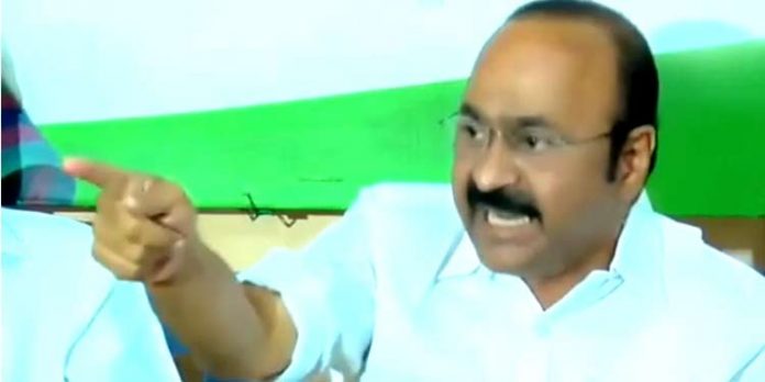 വി.ഡി സതീശന്റെ വാര്ത്താ സമ്മേളനത്തിനിടെ നാടകീയ രംഗങ്ങള് ; മാധ്യമപ്രവര്ത്തകനുമായി വാക്കേറ്റം – പോലീസിനെ പുറത്താക്കി വി.ഡി സതീശന്റെ വാര്ത്താ സമ്മേളനത്തിനിടെ നാടകീയ രംഗങ്ങള് ; മാധ്യമപ്രവര്ത്തകനുമായി വാക്കേറ്റം – പോലീസിനെ പുറത്താക്കി
