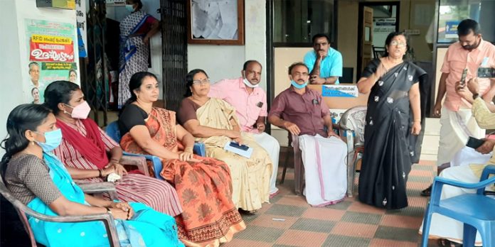 പന്തളത്ത് ബിജെപിക്കാർ തന്നെ ഭരണം അട്ടിമറിക്കുന്നു ; ഭരണകക്ഷി കൗൺസിലർമാർ സെക്രട്ടറിയെ ഉപരോധിച്ചു പന്തളത്ത് ബിജെപിക്കാർ തന്നെ ഭരണം അട്ടിമറിക്കുന്നു ; ഭരണകക്ഷി കൗൺസിലർമാർ സെക്രട്ടറിയെ ഉപരോധിച്ചു