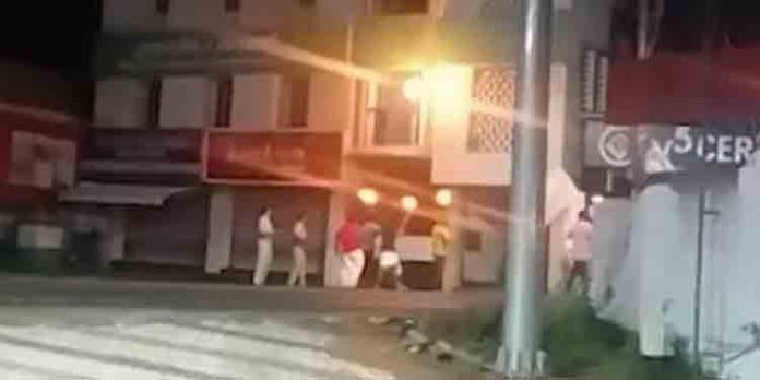 കോട്ടയത്ത് സിപിഎം പ്രവര്ത്തകര് നടത്തിയ മാര്ച്ചിനിടെ കോണ്ഗ്രസ് ജില്ലാ കമ്മിറ്റി ഓഫീസിന് നേരെ കല്ലേറ് കോട്ടയത്ത് സിപിഎം പ്രവര്ത്തകര് നടത്തിയ മാര്ച്ചിനിടെ കോണ്ഗ്രസ് ജില്ലാ കമ്മിറ്റി ഓഫീസിന് നേരെ കല്ലേറ്