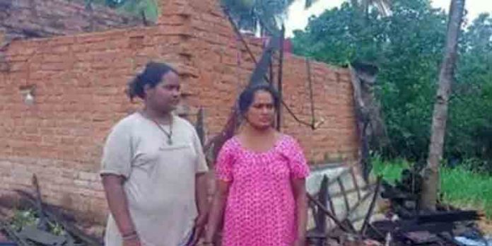 വീടിന്റെ മേല്ക്കൂര തകര്ന്ന് വീണ് അമ്മക്കും മകള്ക്കും പരിക്കേറ്റു വീടിന്റെ മേല്ക്കൂര തകര്ന്ന് വീണ് അമ്മക്കും മകള്ക്കും പരിക്കേറ്റു