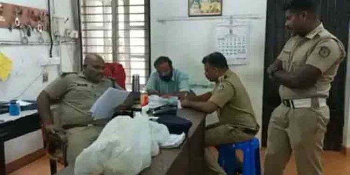 വില്ലേജ് ഓഫീസിൽ ലക്ഷങ്ങളുടെ തിരിമറി ; വില്ലേജ് ഫീൽഡ് അസിസ്റ്റന്റ് പിടിയിൽ വില്ലേജ് ഓഫീസിൽ ലക്ഷങ്ങളുടെ തിരിമറി ; വില്ലേജ് ഫീൽഡ് അസിസ്റ്റന്റ് പിടിയിൽ