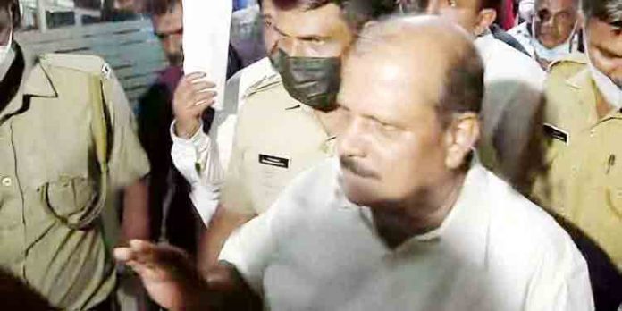 പീഡനകേസ് : പിസി ജോർജ് അറസ്റ്റിൽ പീഡനകേസ് : പിസി ജോർജ് അറസ്റ്റിൽ