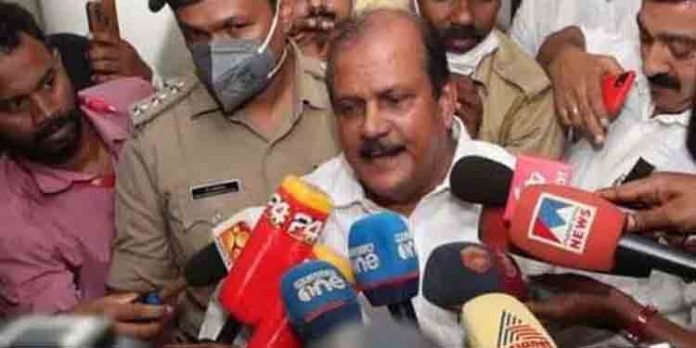പീഡന പരാതിയില് താന് നിരപരാധിയാണെന്ന കാര്യം തെളിയുമെന്ന് പി.സി. ജോര്ജ് പീഡന പരാതിയില് താന് നിരപരാധിയാണെന്ന കാര്യം തെളിയുമെന്ന് പി.സി. ജോര്ജ്