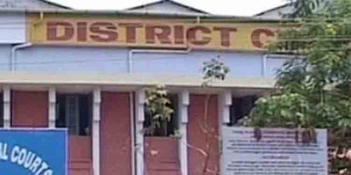 കണ്ണൂർ കോടതി വളപ്പിൽ സ്ഫോടനം : ഡോഗ് സ്ക്വാഡ് പരിശോധന നടത്തി കണ്ണൂർ കോടതി വളപ്പിൽ സ്ഫോടനം : ഡോഗ് സ്ക്വാഡ് പരിശോധന നടത്തി