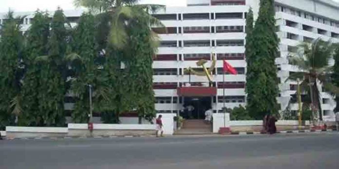 എകെജി സെന്റർ ആക്രമണം കഴിഞ്ഞ് രണ്ട് ദിവസം ; ഇരുട്ടില്തപ്പി പോലീസ് എകെജി സെന്റർ ആക്രമണം കഴിഞ്ഞ് രണ്ട് ദിവസം ; ഇരുട്ടില്തപ്പി പോലീസ്