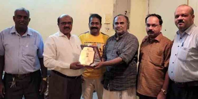 അക്ബര് പൊന്നാനിക്ക് പത്തനംതിട്ട ജില്ലാ സംഗമം ( പി ജെ എസ്സ് ) യാത്രയയപ്പു നല്കി അക്ബര് പൊന്നാനിക്ക് പത്തനംതിട്ട ജില്ലാ സംഗമം ( പി ജെ എസ്സ് ) യാത്രയയപ്പു നല്കി