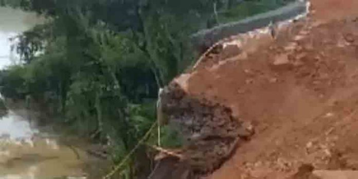 പുനലൂര് – മൂവാറ്റുപുഴ റോഡിന്റെ നിര്മ്മാണത്തിലിരുന്ന സംരക്ഷണ ഭിത്തി തകര്ന്നു പുനലൂര് – മൂവാറ്റുപുഴ റോഡിന്റെ നിര്മ്മാണത്തിലിരുന്ന സംരക്ഷണ ഭിത്തി തകര്ന്നു