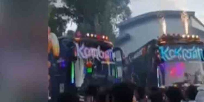 കോളജില് നിന്ന് വിനോദയാത്ര പുറപ്പെടുന്നതിന് മുമ്പ് ടൂറിസ്റ്റ് ബസില് പൂത്തിരി കത്തിച്ചു ; വൻ അപകടം ഒഴിവായത് തലനാരിഴയ്ക്ക് കോളജില് നിന്ന് വിനോദയാത്ര പുറപ്പെടുന്നതിന് മുമ്പ് ടൂറിസ്റ്റ് ബസില് പൂത്തിരി കത്തിച്ചു ; വൻ അപകടം ഒഴിവായത് തലനാരിഴയ്ക്ക്