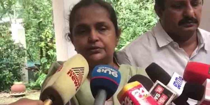 മുഖ്യമന്ത്രി പിണറായി വിജയനെ വെടിവച്ച് കൊല്ലണമെന്ന് മാധ്യമങ്ങളിലൂടെ നടത്തിയ പരാമര്ശം ; ഉഷാ ജോര്ജിനെതിരെ പോലീസില് പരാതി മുഖ്യമന്ത്രി പിണറായി വിജയനെ വെടിവച്ച് കൊല്ലണമെന്ന് മാധ്യമങ്ങളിലൂടെ നടത്തിയ പരാമര്ശം ; ഉഷാ ജോര്ജിനെതിരെ പോലീസില് പരാതി
