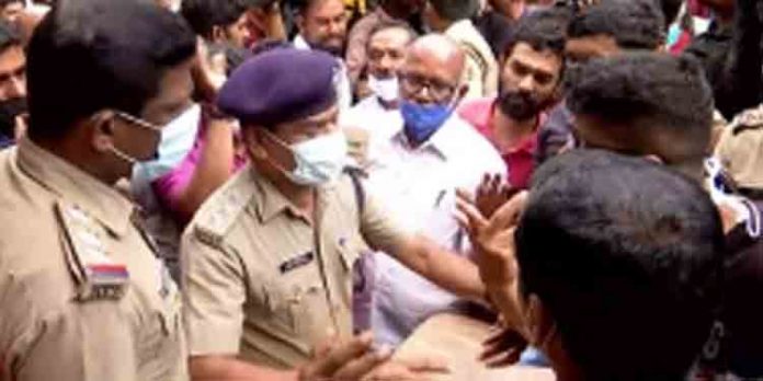ചികിത്സാ പിഴവിനെ തുടര്ന്ന് അമ്മയും കുഞ്ഞും മരിച്ചതായി പാരതി ചികിത്സാ പിഴവിനെ തുടര്ന്ന് അമ്മയും കുഞ്ഞും മരിച്ചതായി പാരതി