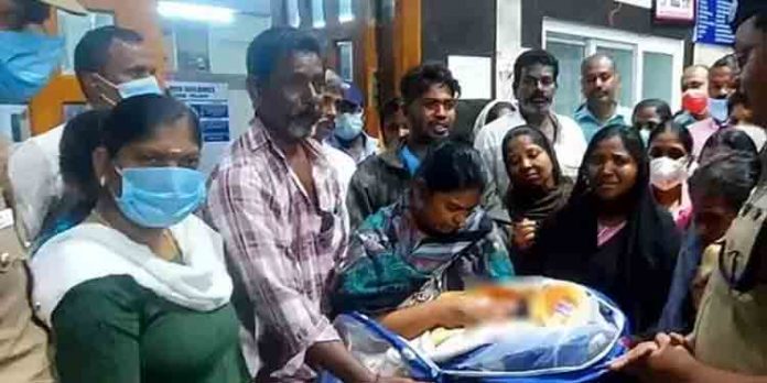 തട്ടിക്കൊണ്ട് പോയ നവജാത ശിശുവിനെ കണ്ടെത്തി ; രണ്ടു പേര് അറസ്റ്റില് തട്ടിക്കൊണ്ട് പോയ നവജാത ശിശുവിനെ കണ്ടെത്തി ; രണ്ടു പേര് അറസ്റ്റില്