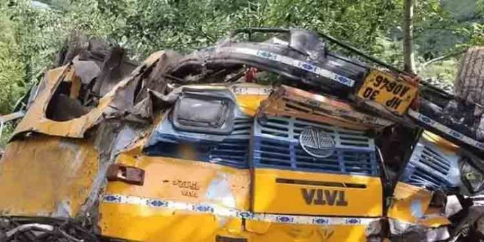 ബസ് കൊക്കയിലേക്ക് മറിഞ്ഞ് സ്കൂള് വിദ്യാര്ഥികളുള്പ്പെടെ 16 പേര് മരിച്ചു ബസ് കൊക്കയിലേക്ക് മറിഞ്ഞ് സ്കൂള് വിദ്യാര്ഥികളുള്പ്പെടെ 16 പേര് മരിച്ചു