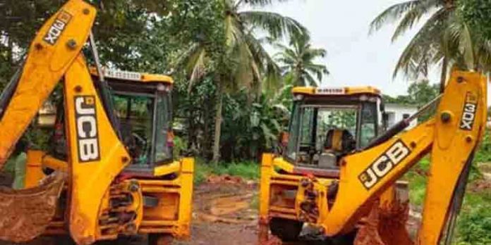 മലപ്പുറം തേഞ്ഞിപ്പലത്ത് ഒരേ രജിസ്ട്രേഷനില് രണ്ട് ജെസിബികള് ; കയ്യോടെ പൊക്കി മോട്ടോര് വാഹന വകുപ്പ് മലപ്പുറം തേഞ്ഞിപ്പലത്ത് ഒരേ രജിസ്ട്രേഷനില് രണ്ട് ജെസിബികള് ; കയ്യോടെ പൊക്കി മോട്ടോര് വാഹന വകുപ്പ്