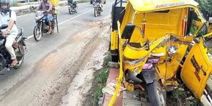 അപകടത്തില് തകര്ന്ന ഗുഡ്സ് ഓട്ടോ നടപ്പാതയില് കിടപ്പായിട്ട് ഒരു മാസം ; കാല്നടയാത്രികര്ക്ക് ബുദ്ധിമുട്ടായിട്ടും നീക്കം ചെയ്യാതെ അധികൃതര് അപകടത്തില് തകര്ന്ന ഗുഡ്സ് ഓട്ടോ നടപ്പാതയില് കിടപ്പായിട്ട് ഒരു മാസം ; കാല്നടയാത്രികര്ക്ക് ബുദ്ധിമുട്ടായിട്ടും നീക്കം ചെയ്യാതെ അധികൃതര്
