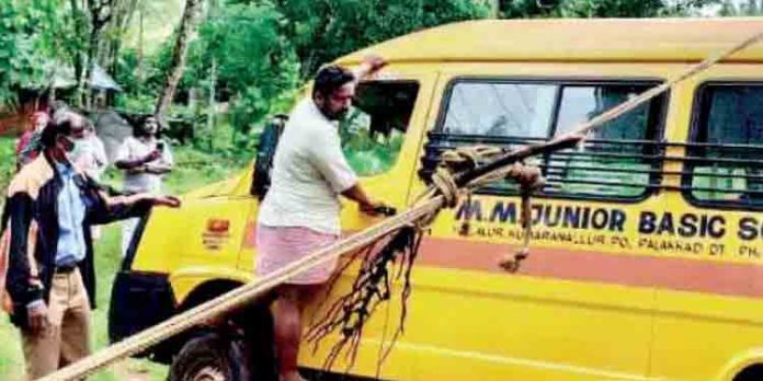 ആനക്കരയില് സ്കൂള് വാന് പാടത്തേക്ക് ചരിഞ്ഞു ; ഒഴിവായത് വന് അപകടം ആനക്കരയില് സ്കൂള് വാന് പാടത്തേക്ക് ചരിഞ്ഞു ; ഒഴിവായത് വന് അപകടം